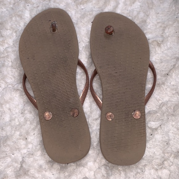 4/$20 🔷 Havaianas Gold Champagne Color Flip Flops Summer - Picture 2 of 4